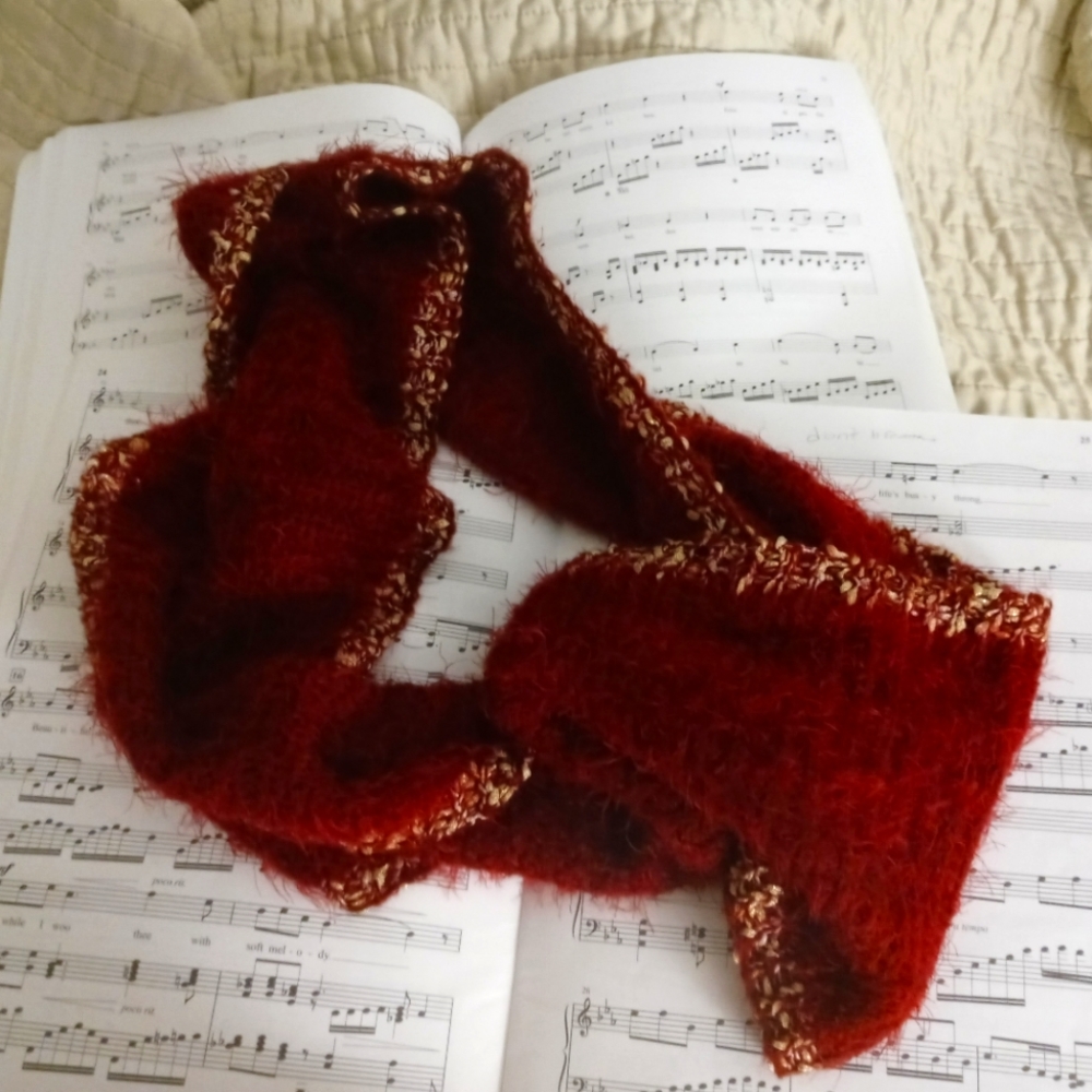 🍒 Fuzzy Scarf EUC